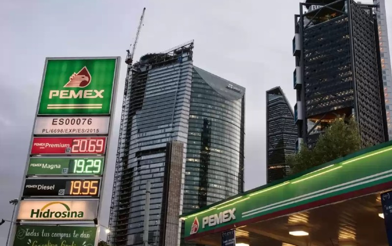 Presidente López Obrador prevé que México deje de comprar gasolina al extranjero en 2023.